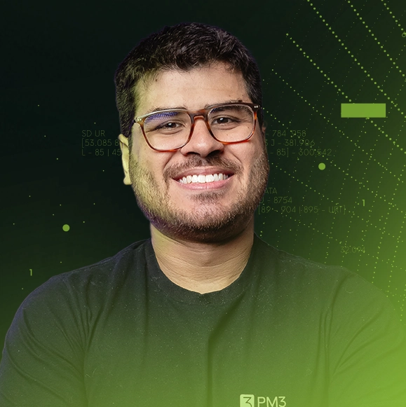 Imagem de Marcell Almeida, CEO & Co-Founder at PM3. Marcell está com uma camisa preta e um óculos de armação preta e o fundo é um gradiente verde.